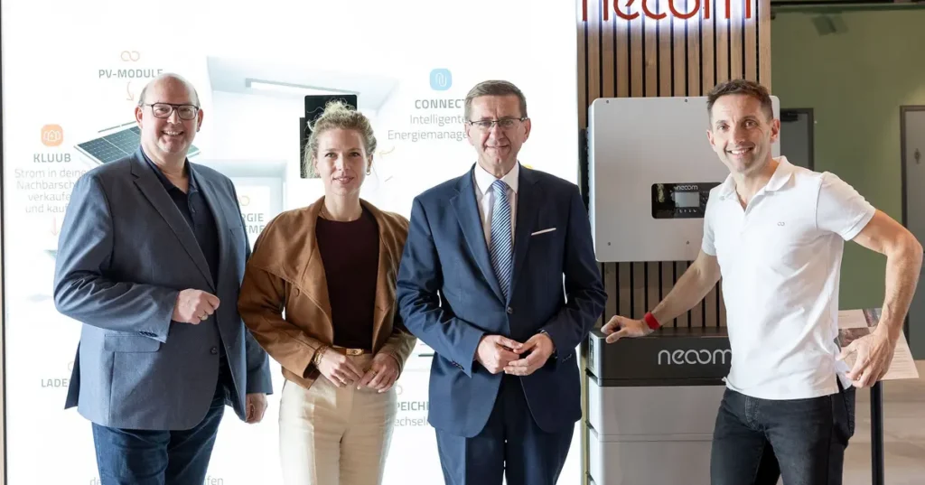 Politik & Energie in Freistadt: vlnr Josef Naderer, Vizebürgermeister Johanna Jachs, Landesrat Markus Achleitner, Walter Kreisel (neoom-Gründer) - Foto: Land OÖ/Margot Haag