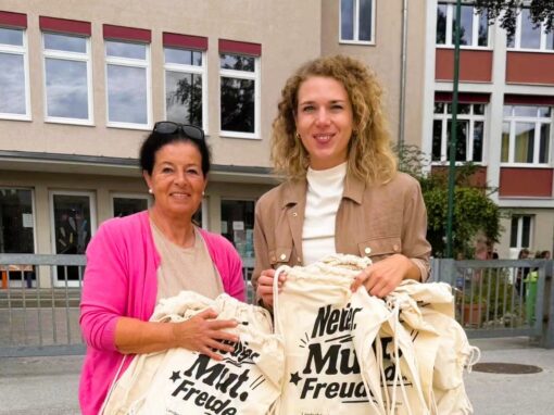 Schulstart Aktion: Jachs verteilt Geschenke an Volksschüler Schulstart Aktion: Jachs verteilt Geschenke an Volksschüler